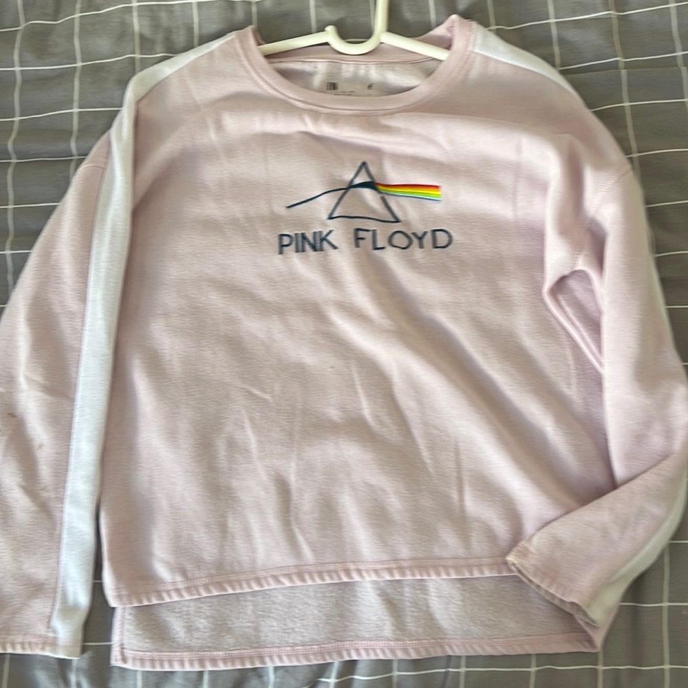 Pink sweater with long sleeves